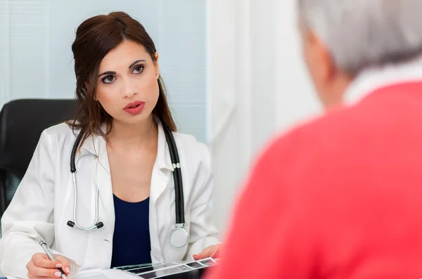 Paciente hablando con el médico durante la visita —  Fotos de Stock