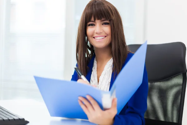 Joven empresaria sonriente — Foto de Stock