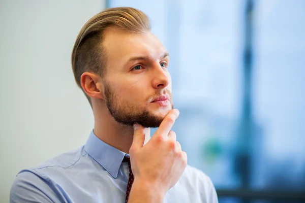 Jonge knappe zakenman — Stockfoto