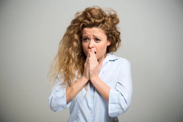 Jonge geschokte vrouw — Stockfoto