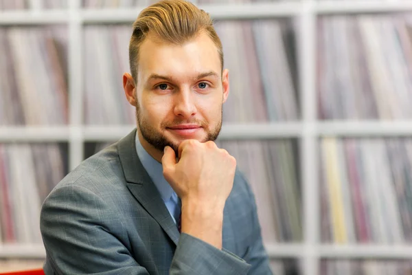 Joven hombre de negocios guapo — Foto de Stock