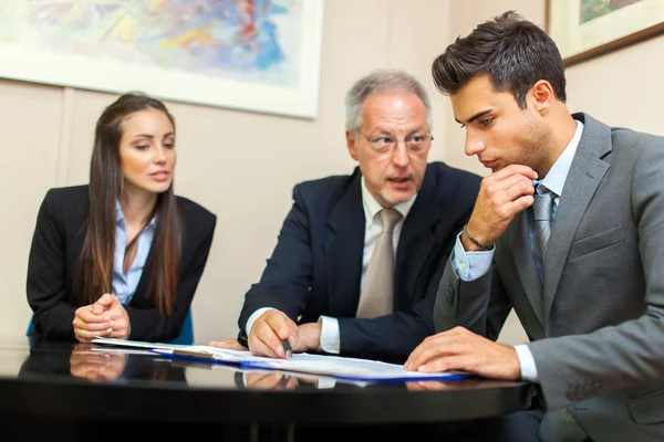 Zakenman een document tonen aan zijn collega 's — Stockfoto