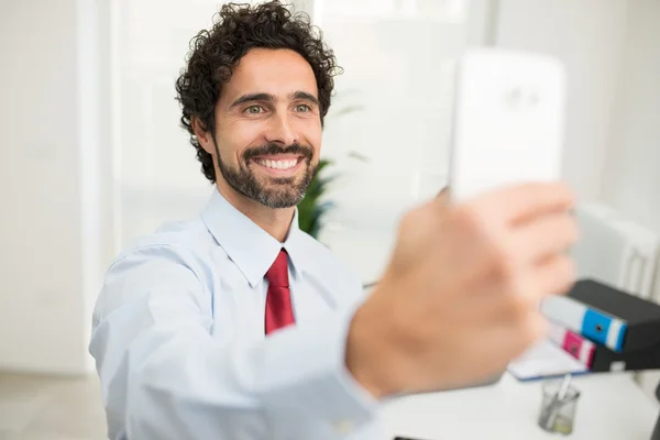 Geschäftsmann macht ein Selfie — Stockfoto