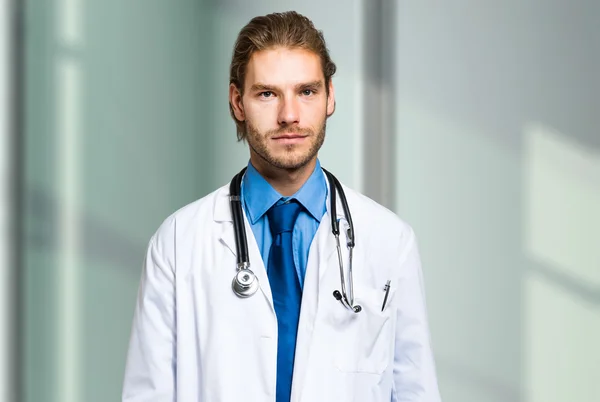 Lachende knappe dokter — Stockfoto