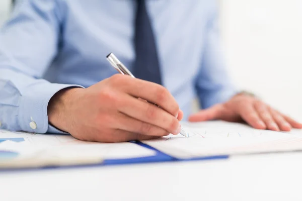 Geschäftsmann schreibt an Dokument — Stockfoto