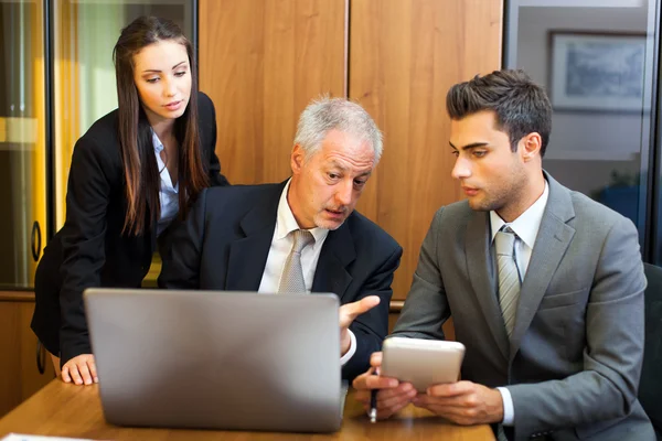 Geschäftsleute bei der Arbeit — Stockfoto