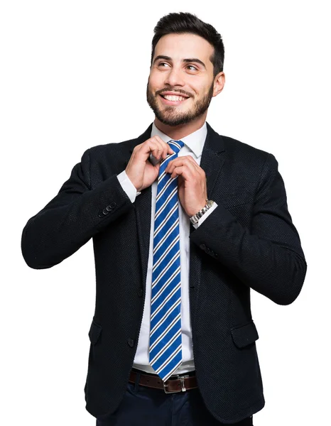 Zakenman past zijn stropdas aan — Stockfoto