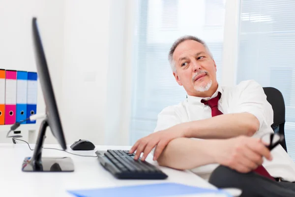 Homme d'affaires appuyant sur le bouton du clavier — Photo