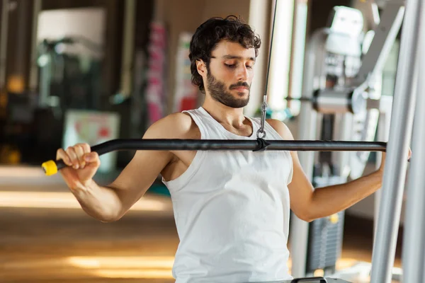 Man training in de sportschool — Stockfoto