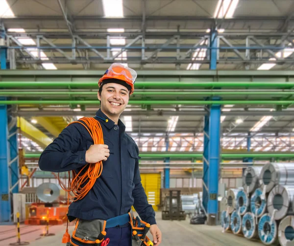 Lachende ingenieur in fabriek — Stockfoto