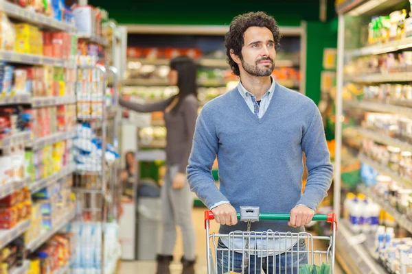 Homem compras no supermercado — Fotografia de Stock