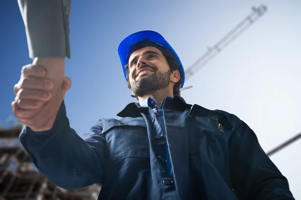 Ingenieur handen schudden met klant — Stockfoto