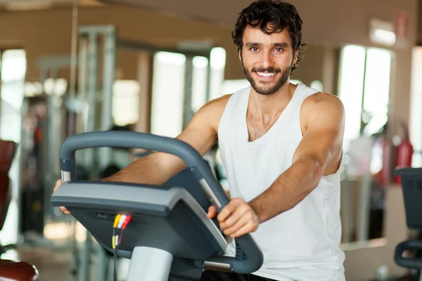 Hombre corriendo en la cinta — Foto de Stock