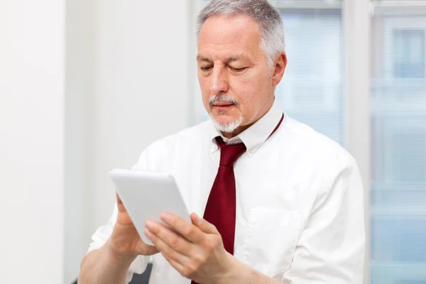 Mogna affärsman med hjälp av Tablet PC — Stockfoto