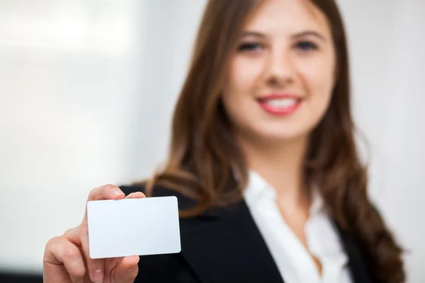 Empresária mostrando cartão de visita — Fotografia de Stock