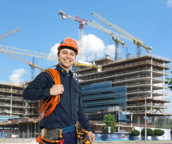 Arbetaren framför byggarbetsplats — Stockfoto