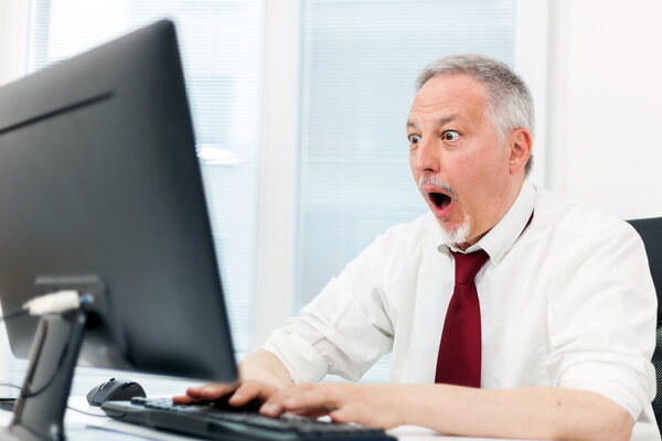 Удивительный бизнесмен перед компьютером
