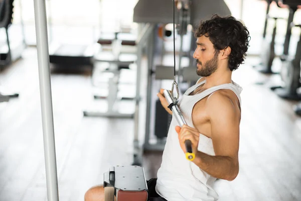 Spor salonunda erkek eğitimi. — Stok fotoğraf