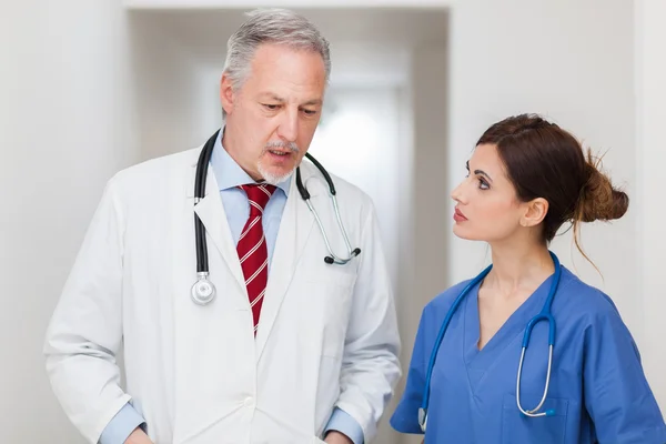 Médico sênior conversando com enfermeira — Fotografia de Stock