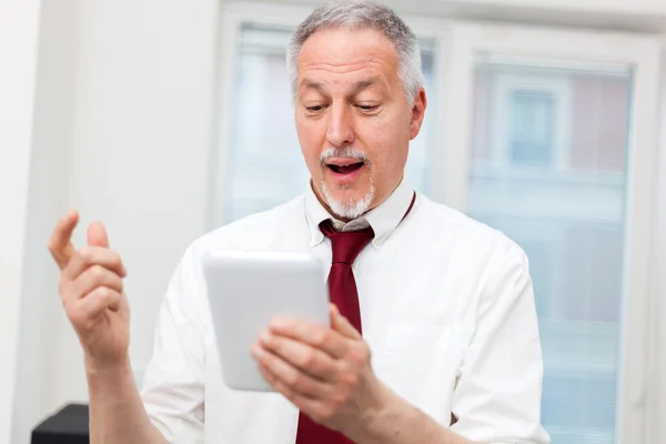 Biznesmen korzystający z tabletu w biurze — Zdjęcie stockowe
