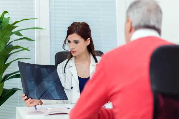 Patient parlant au médecin — Photo