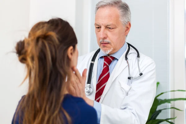 Doctor checking his patient — Stock Photo, Image