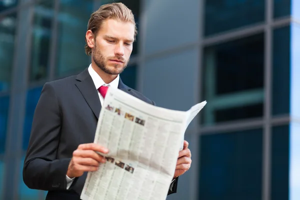 Mann liest Zeitung — Stockfoto