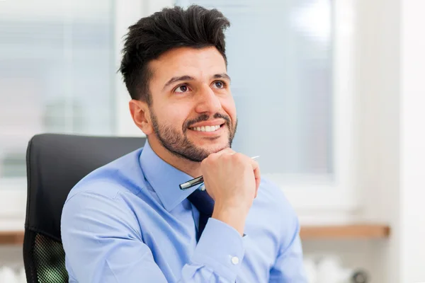 Geschäftsmann träumt im Büro — Stockfoto