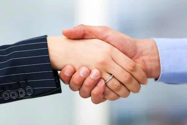 Handskakning affärsman och affärskvinna — Stockfoto