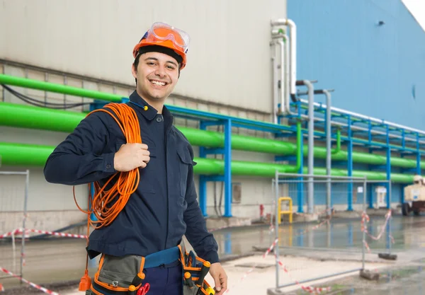 Χαμογελαστά μηχανικός μπροστά από το εργοστάσιο — Φωτογραφία Αρχείου
