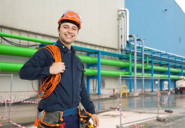 Engenheiro sorridente na frente da fábrica — Fotografia de Stock