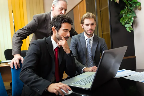 Mensen uit het bedrijfsleven met behulp van laptop op het werk — Stockfoto