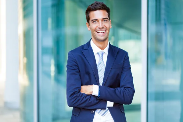 Hombre de negocios guapo al aire libre — Foto de Stock