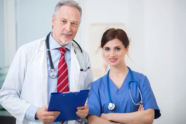 Médico sénior e enfermeiro — Fotografia de Stock