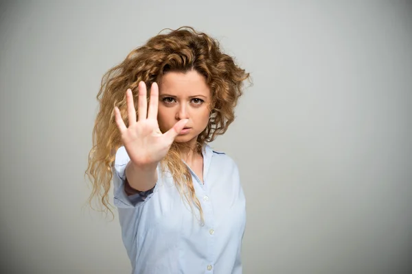 Mujer haciendo señal de stop —  Fotos de Stock