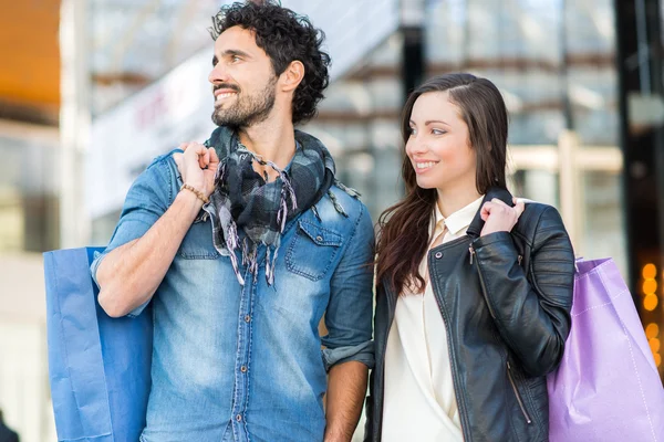 Coppia fare shopping in una strada urbana — Foto Stock