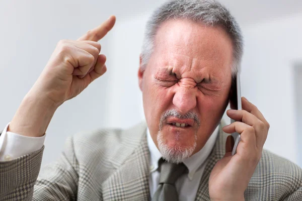 Hombre de negocios enojado gritando por teléfono —  Fotos de Stock