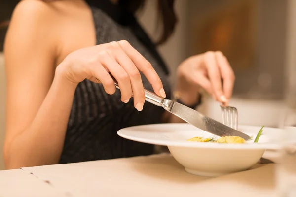 Vrouw met diner — Stockfoto