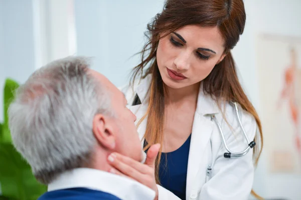 Doctor checking lymph nodes size — Stock Photo, Image