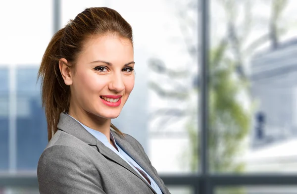 Porträt einer jungen Geschäftsfrau — Stockfoto