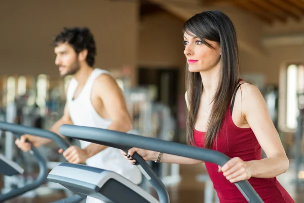 Folk arbetande ute i gym — Stockfoto