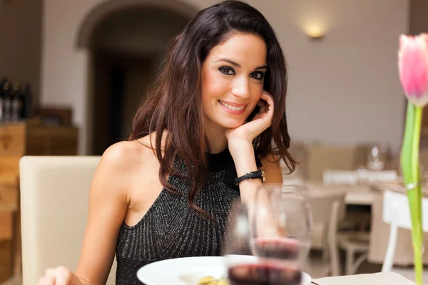 Frau beim Abendessen im Restaurant — Stockfoto