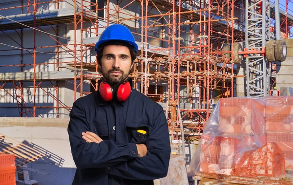 Engenheiro em frente ao local de produção — Fotografia de Stock