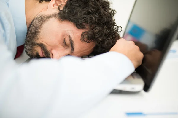 Бизнесмен спит за компьютером — стоковое фото