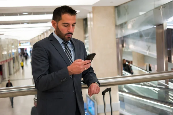 Pendolare guardando il telefono — Foto Stock