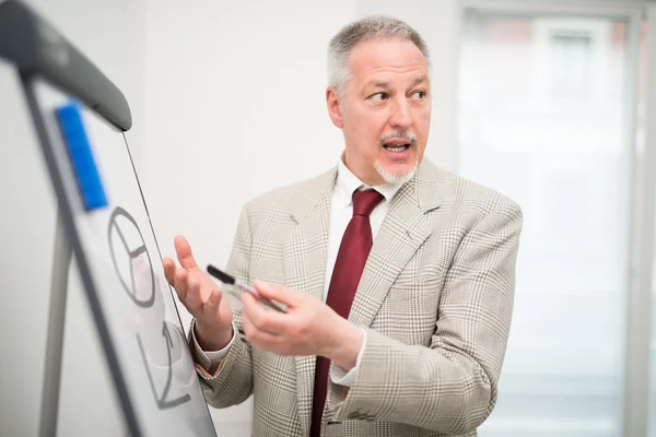 Empresario mostrando datos en una pizarra — Foto de Stock