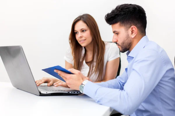 Businesswoman and businessman working on laptop together — Stock Photo, Image