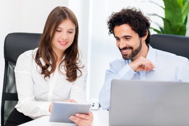 iş arkadaşları tablet ile çalışma 