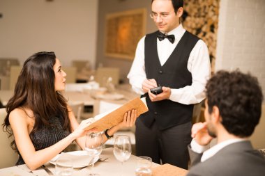 Restoranda akşam yemeği sipariş Çift
