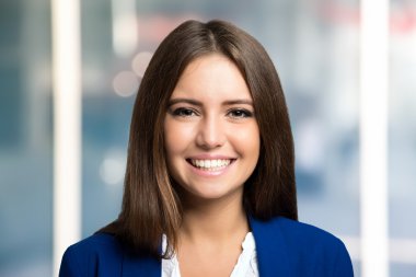 Genç, gülümseyen kadın